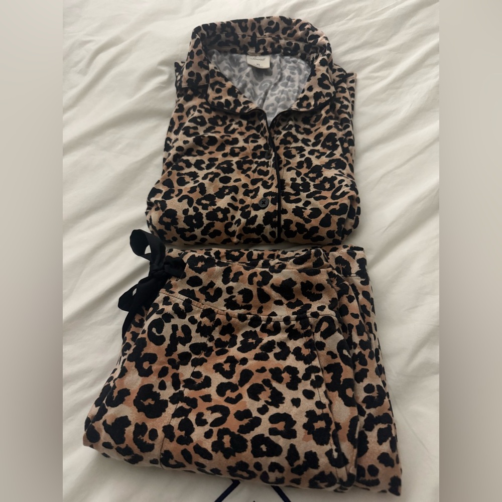 Excellent condition Leopard Soma XS Long Sleeve and Long Pants Pajama Set